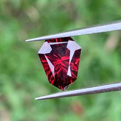 Red Garnet Fantasy / Concave Cut Fancy Shield 1.79 Ct Natural Loose Gemstone For Jewelry Making