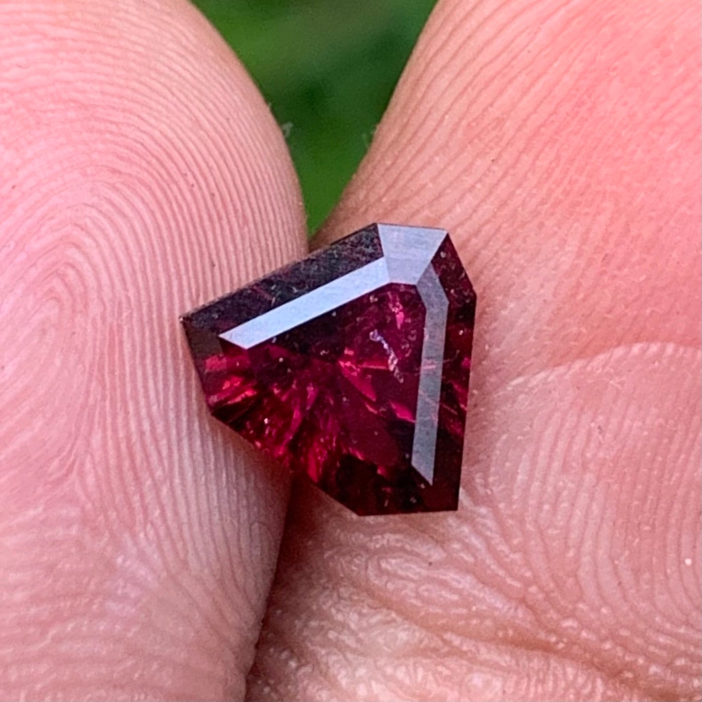 Red Garnet Fantasy / Concave Cut Fancy Shield 1.40 Ct Natural Loose Gemstone For Jewelry Making
