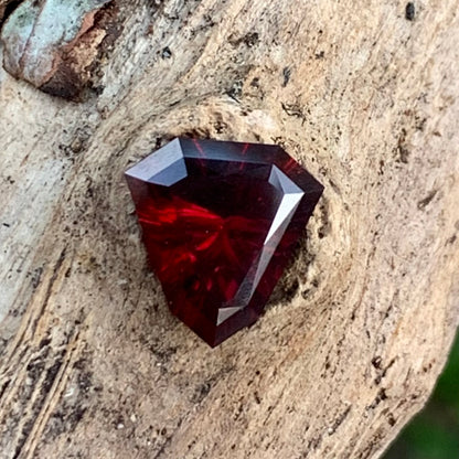 Red Garnet Fantasy / Concave Cut Fancy Shield 3.12 Ct Natural Loose Gemstone For Jewelry Making