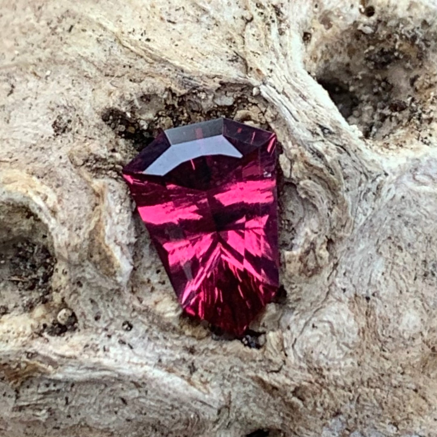 Red Garnet Fantasy / Concave Cut Fancy Shield 0.97 Ct Natural Loose Gemstone For Jewelry Making