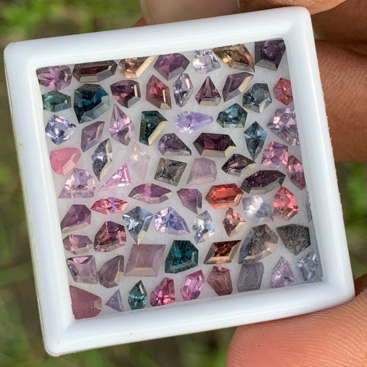 Spinel Geometric Shape Stones Parcel At Wholesale Price 13.13 Ct / 66 Stones