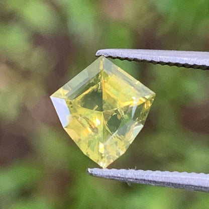 Hazy Greenish Yellow Zircon Shield 1.38 Ct Natural Loose Gemstone For Jewelry Making