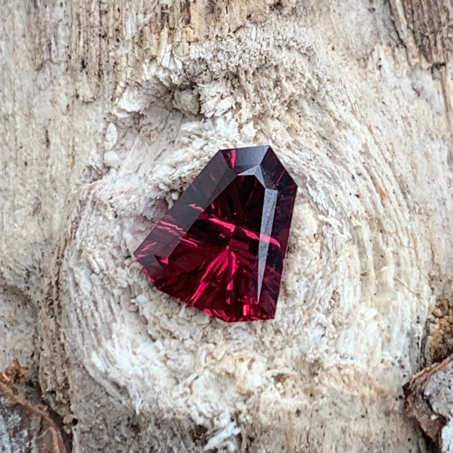 Red Garnet Fantasy / Concave Cut Fancy Shield 1.30 Ct Natural Loose Gemstone For Jewelry Making