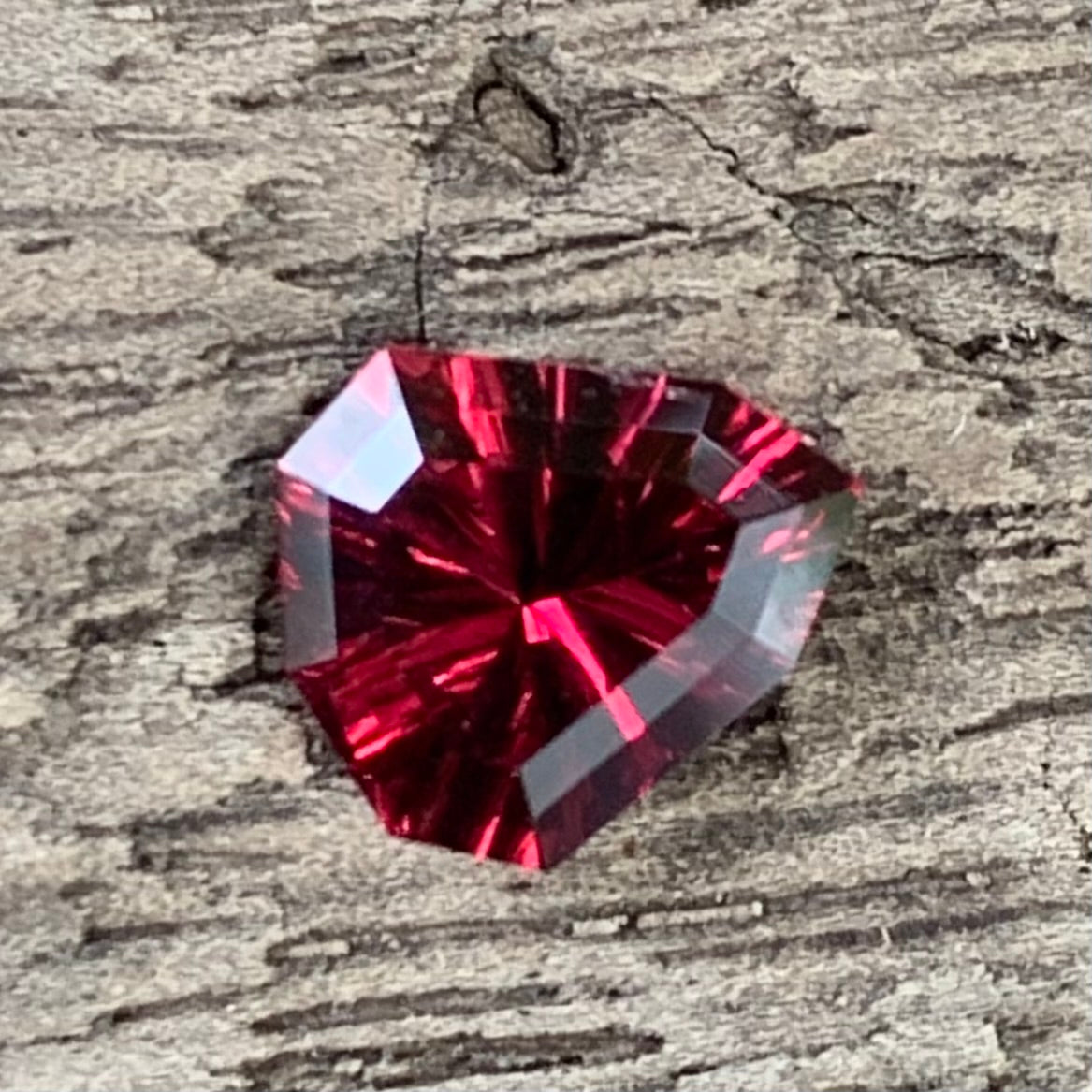 Red Garnet Fantasy Cut / Concave Cut Geometric Shape Shield 1.03 Ct Natural Loose Gemstone For Jewelry Making