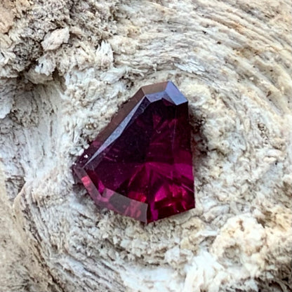 Red Garnet Fantasy / Concave Cut Fancy Shield 0.83 Ct Natural Loose Gemstone For Jewelry Making