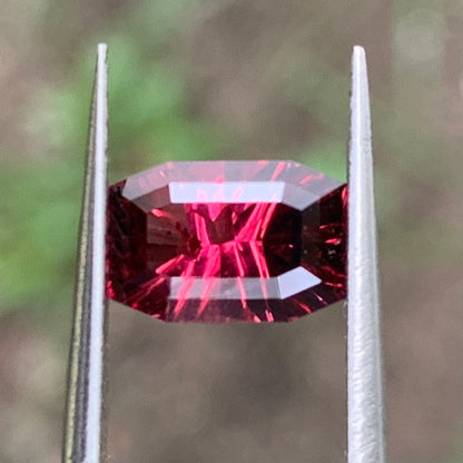 Red Garnet Fantasy / Concave Cut Modified Rectangular 1.40 Ct Natural Loose Gemstone For Jewelry Making