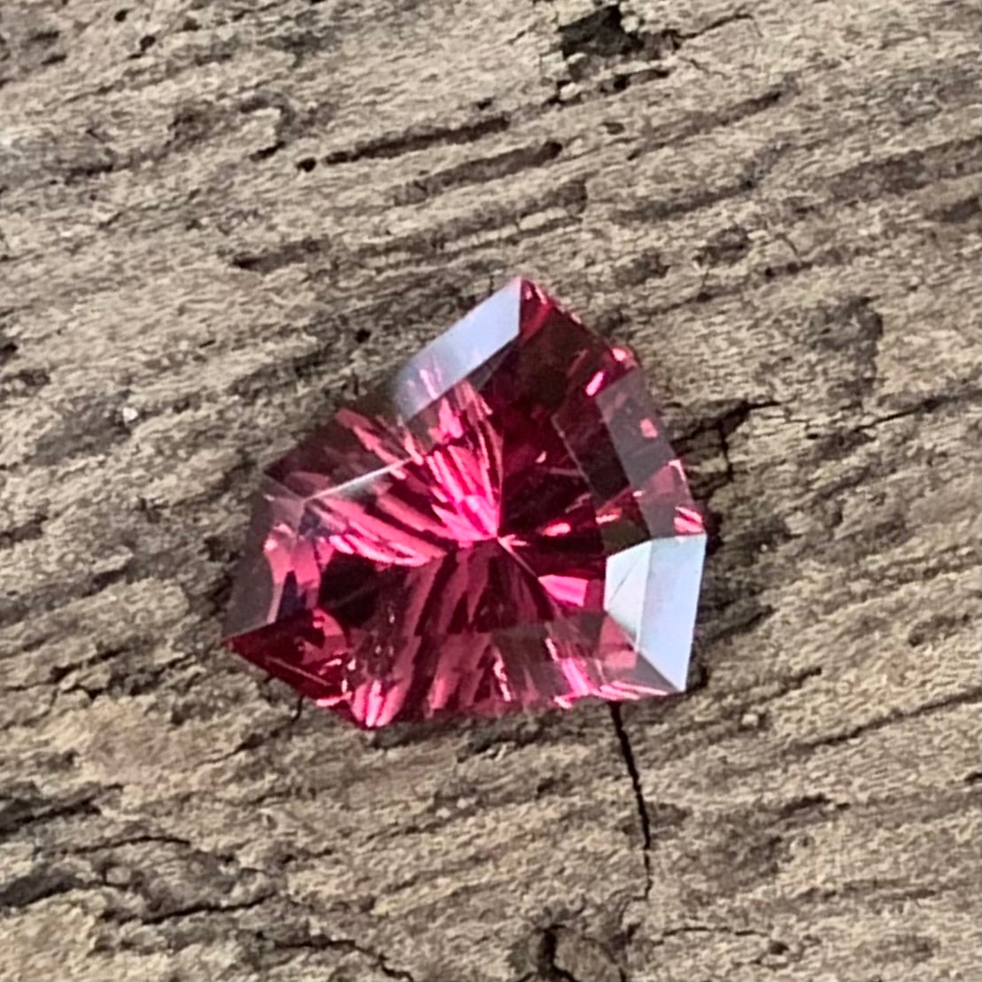 Red Garnet Fantasy Cut / Concave Cut Geometric Shape Shield 0.68 Ct Natural Loose Gemstone For Jewelry Making