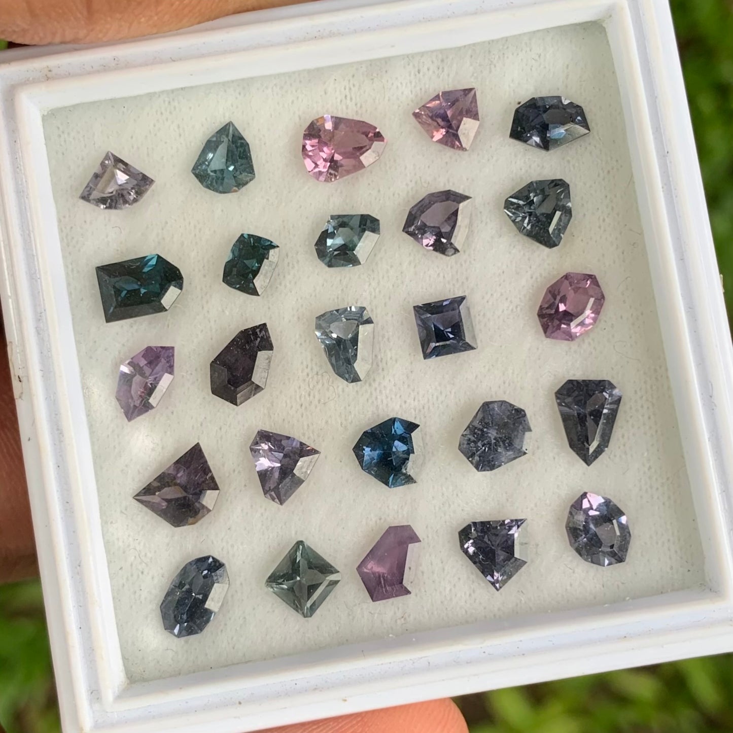 Spinel Geometric Shape Stones Parcel At Wholesale Price 12.21 Ct / 25 Stones