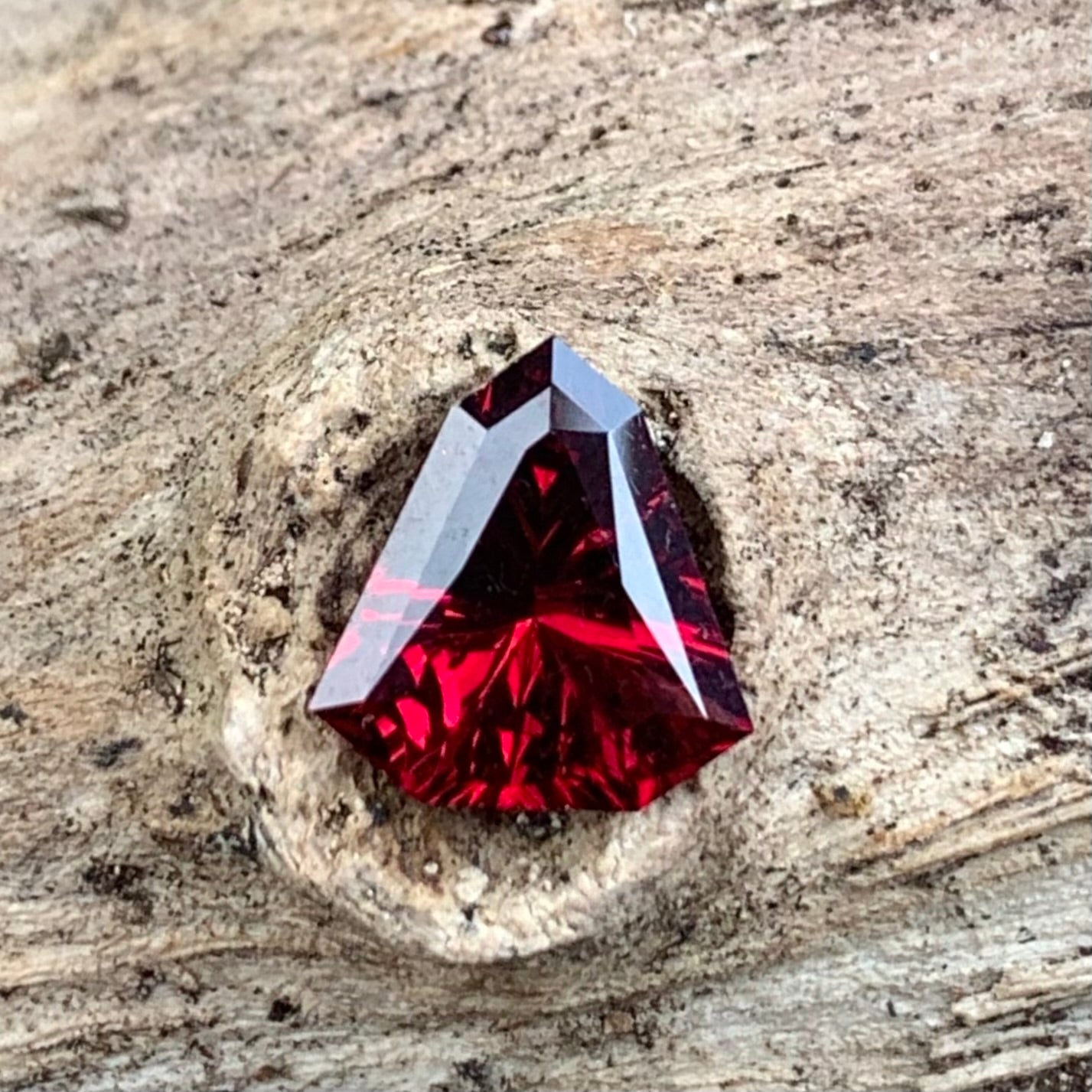 Red Garnet Fantasy / Concave Cut Fancy Shield 1.68 Ct Natural Loose Gemstone For Jewelry Making