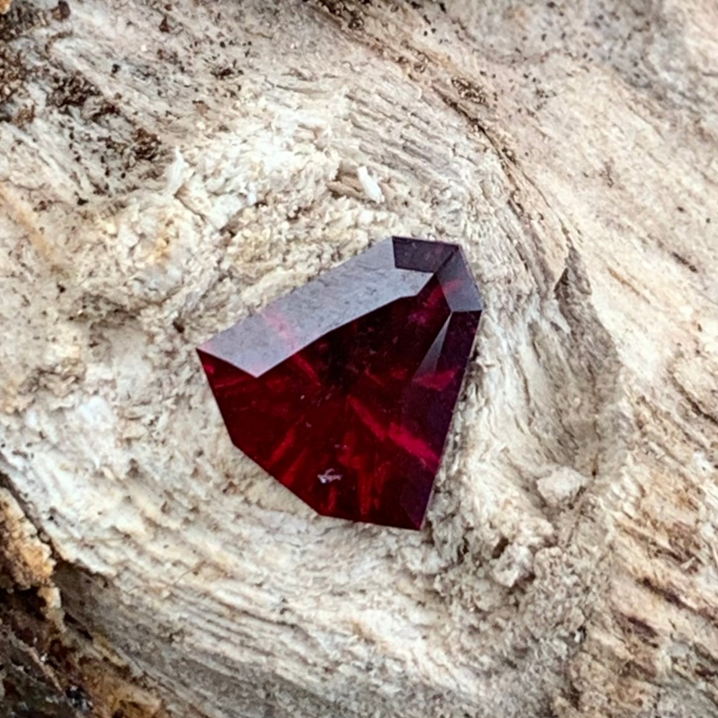 Red Garnet Fantasy / Concave Cut Fancy Shield 1.60 Ct Natural Loose Gemstone For Jewelry Making