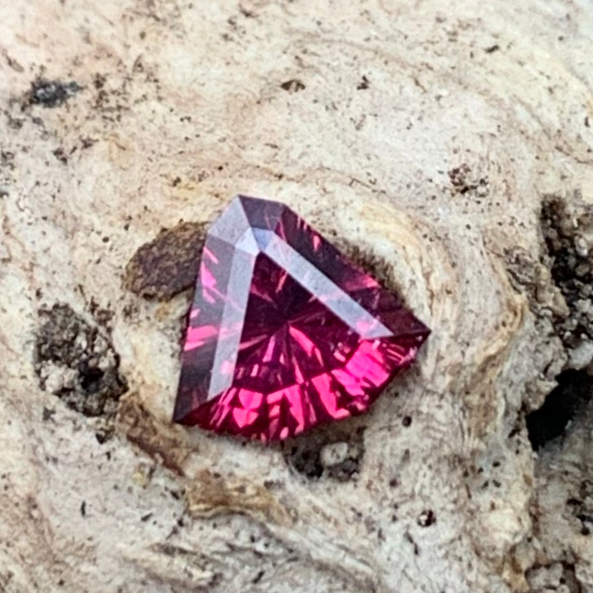 Red Garnet Fantasy / Concave Cut Fancy Shield 0.54 Ct Natural Loose Gemstone For Jewelry Making