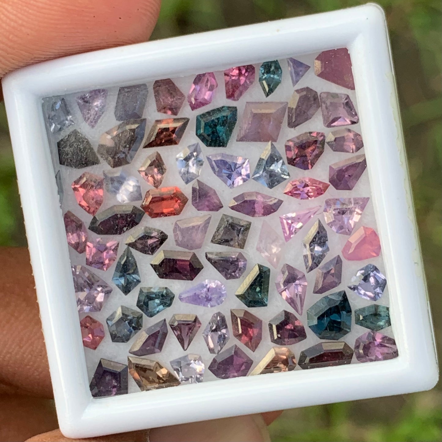 Spinel Geometric Shape Stones Parcel At Wholesale Price 13.13 Ct / 66 Stones