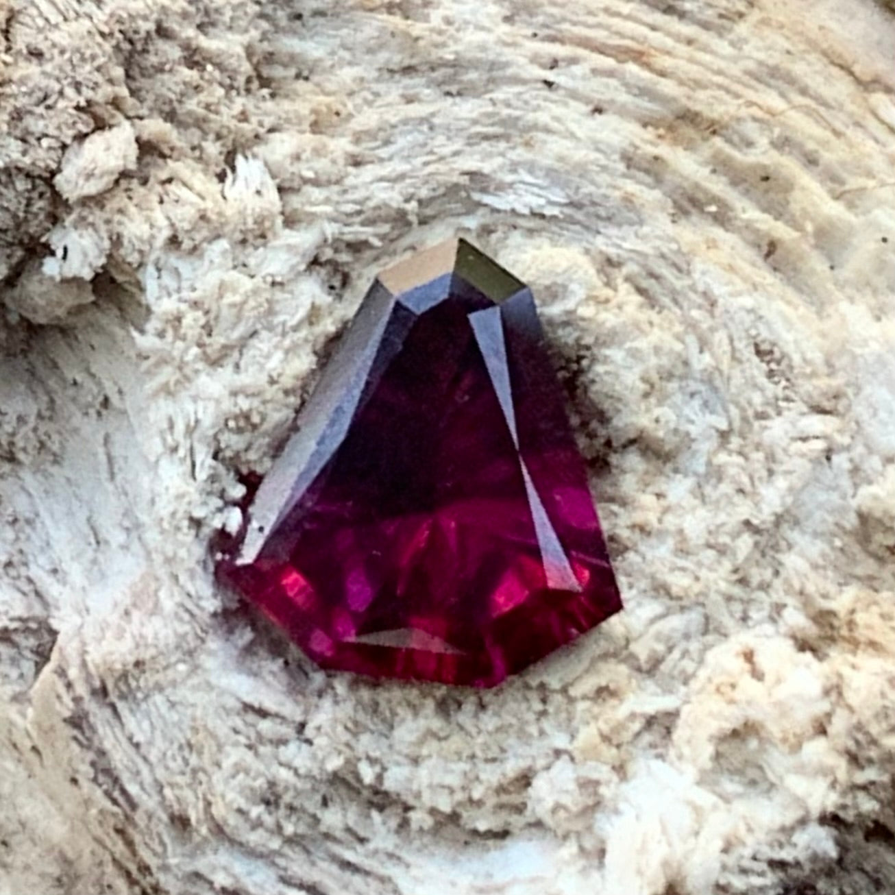 Red Garnet Fantasy / Concave Cut Fancy Shield 0.83 Ct Natural Loose Gemstone For Jewelry Making