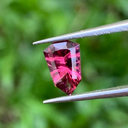 Red Garnet Fantasy / Concave Cut Fancy Shield 0.82 Ct Natural Loose Gemstone For Jewelry Making