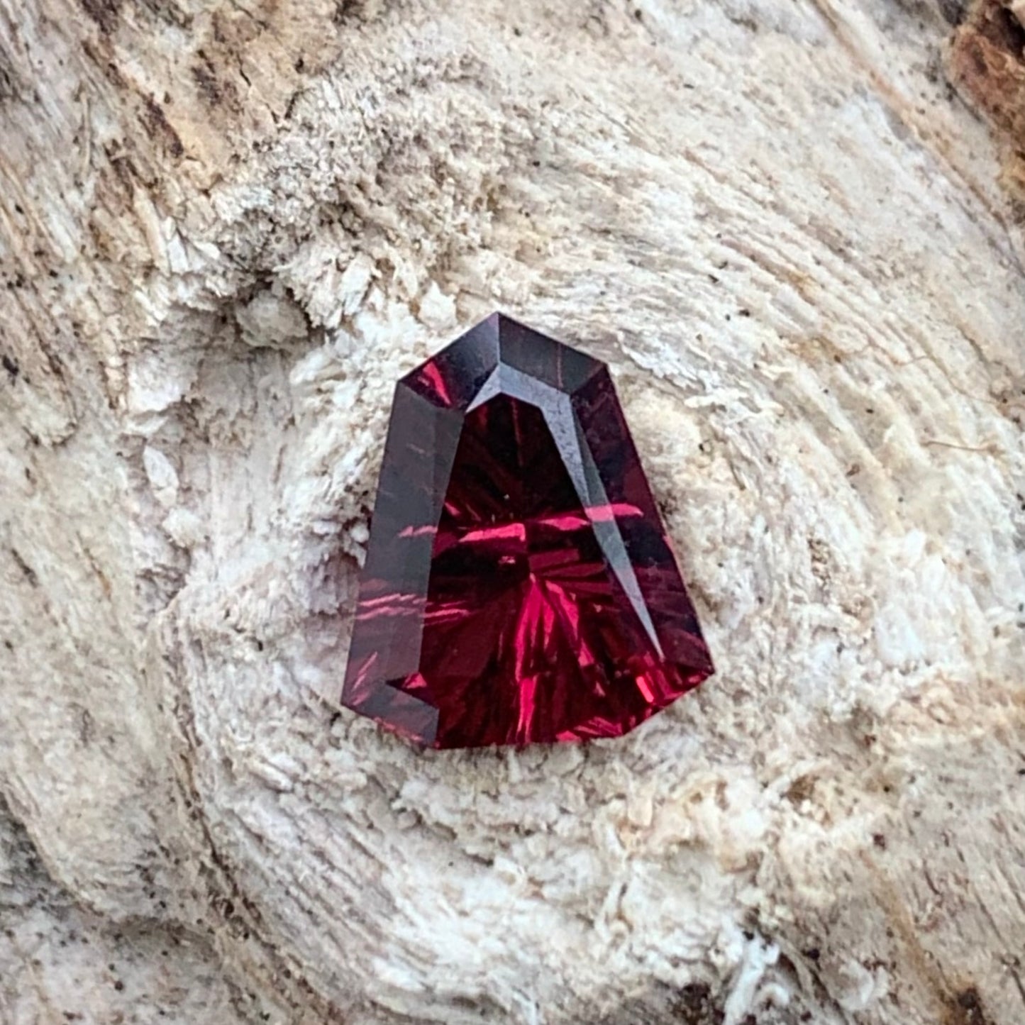 Red Garnet Fantasy / Concave Cut Fancy Shield 1.30 Ct Natural Loose Gemstone For Jewelry Making