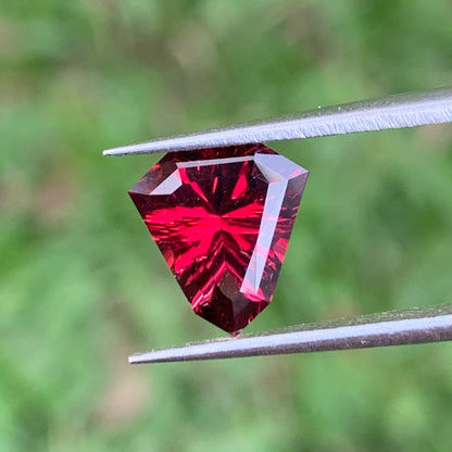Red Garnet Fantasy / Concave Cut Fancy Shield 1.68 Ct Natural Loose Gemstone For Jewelry Making