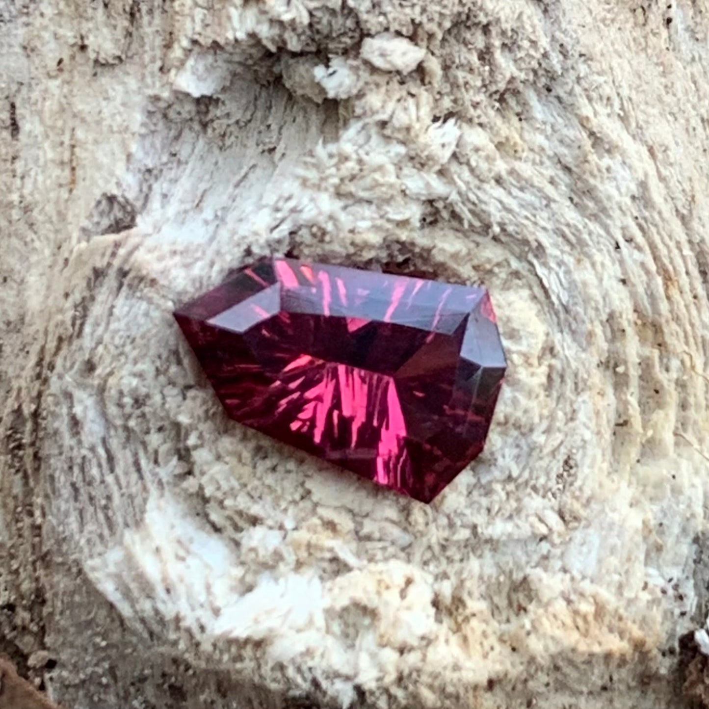 Red Garnet Fantasy / Concave Cut Fancy Shield 0.82 Ct Natural Loose Gemstone For Jewelry Making