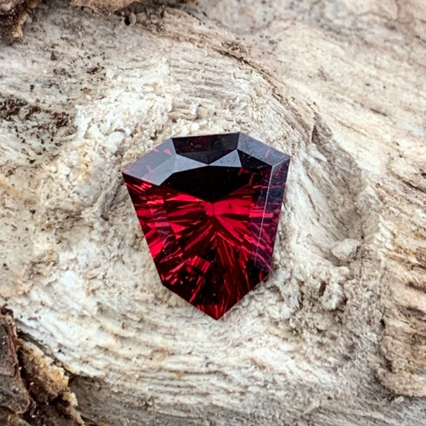 Red Garnet Fantasy / Concave Cut Fancy Shield 1.80 Ct Natural Loose Gemstone For Jewelry Making