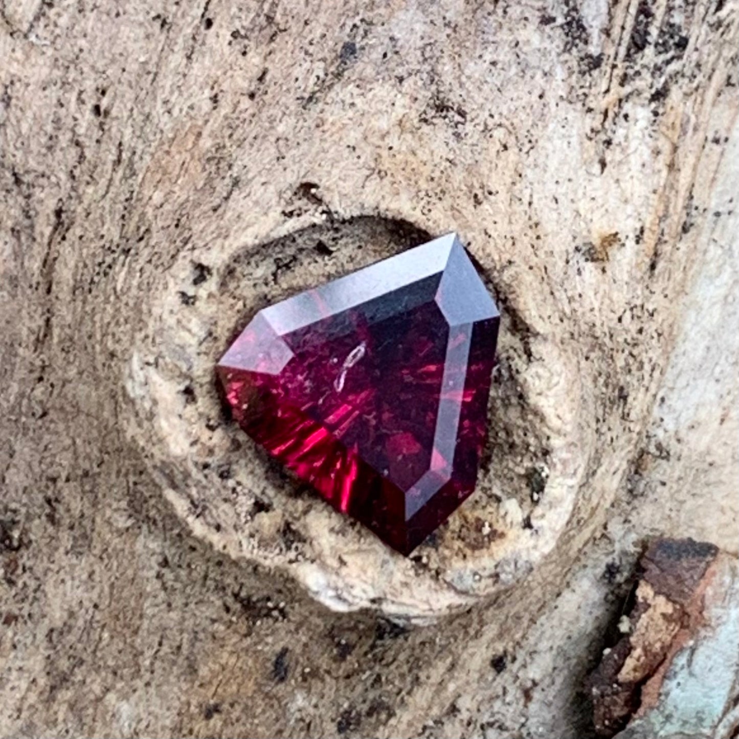 Red Garnet Fantasy / Concave Cut Fancy Shield 1.40 Ct Natural Loose Gemstone For Jewelry Making
