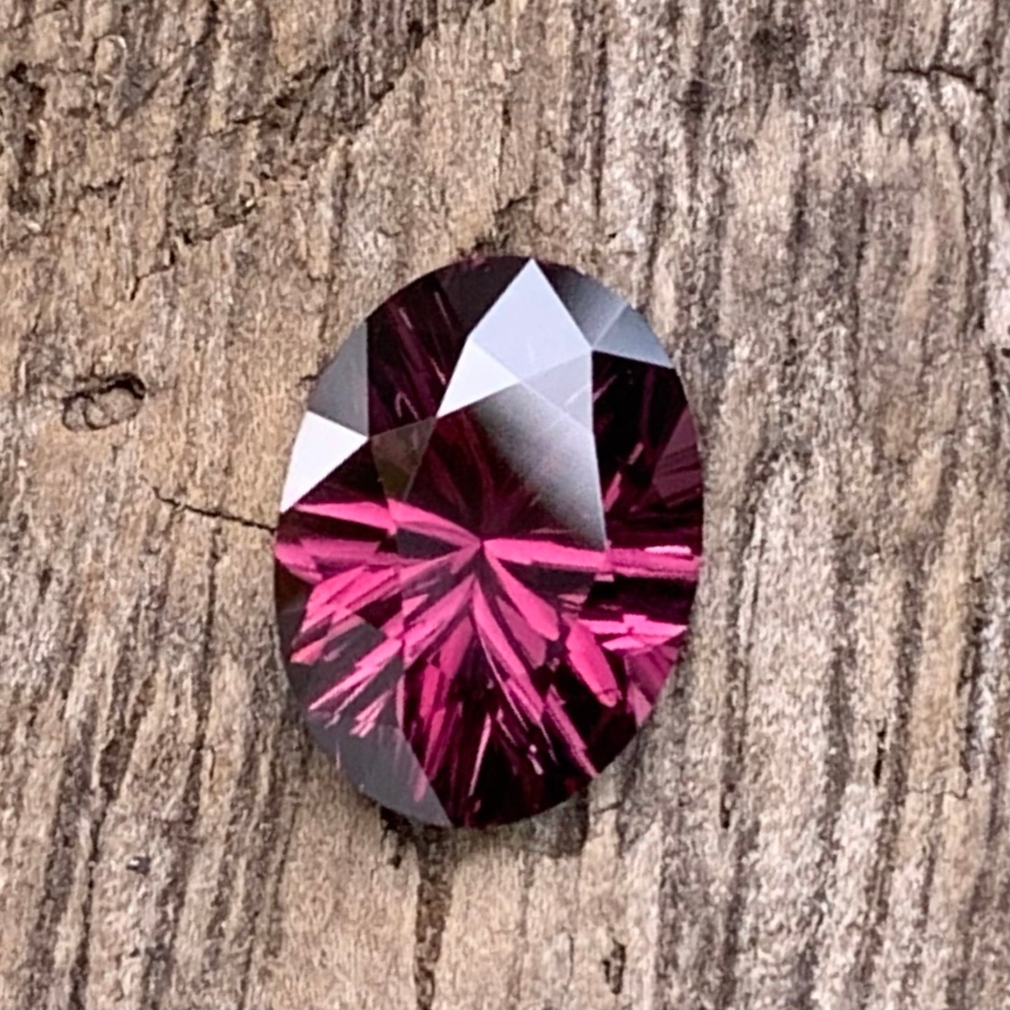 Natural Spinel Oval 1.43 Ct Velvet Concave Cut Loose Gemstone For Jewelry Making