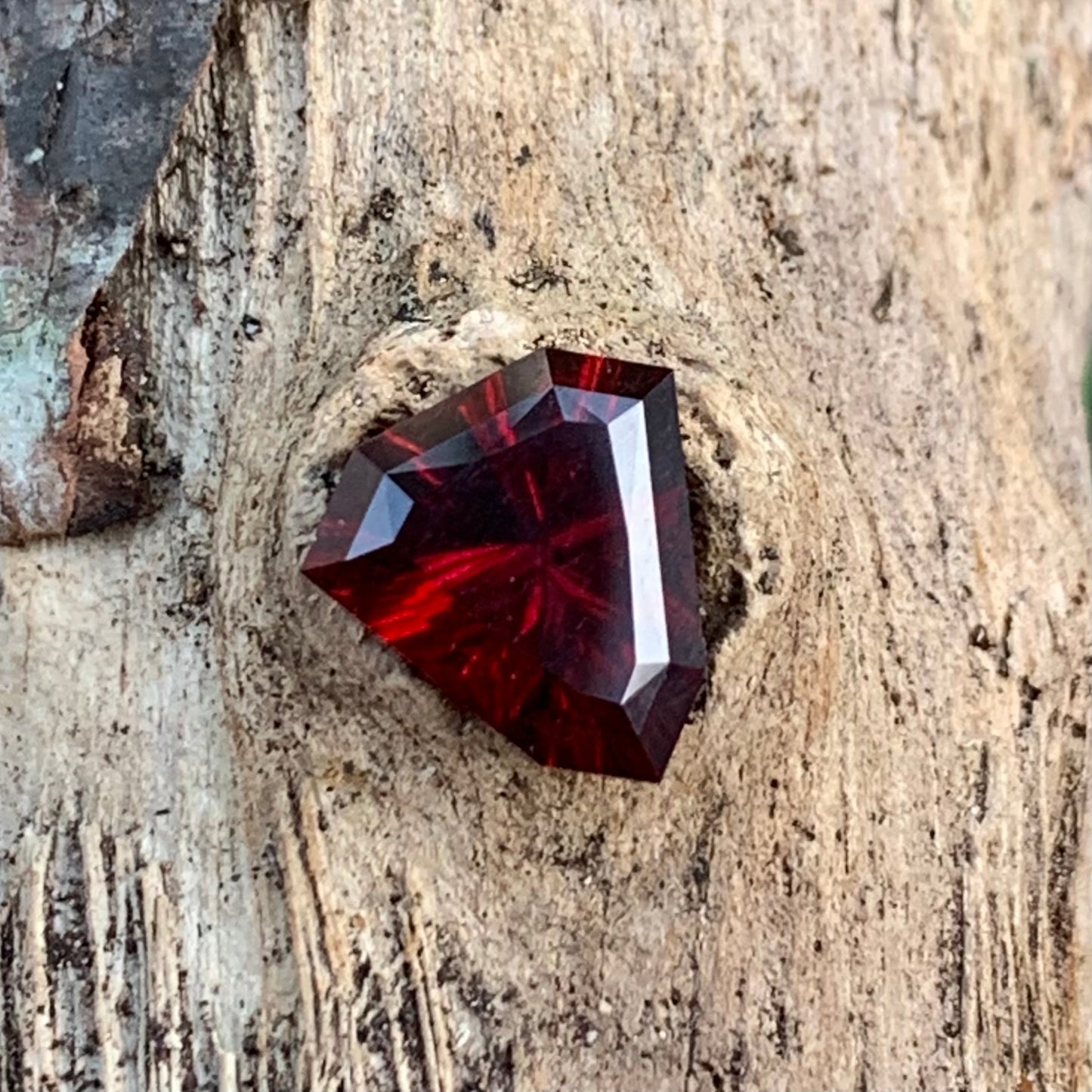 Red Garnet Fantasy / Concave Cut Fancy Shield 3.12 Ct Natural Loose Gemstone For Jewelry Making
