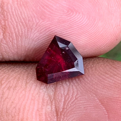 Red Garnet Fantasy / Concave Cut Fancy Shield 1.60 Ct Natural Loose Gemstone For Jewelry Making