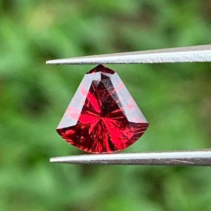 Red Garnet Fantasy / Concave Cut Fancy Shield 1.38 Ct Natural Loose Gemstone For Jewelry Making