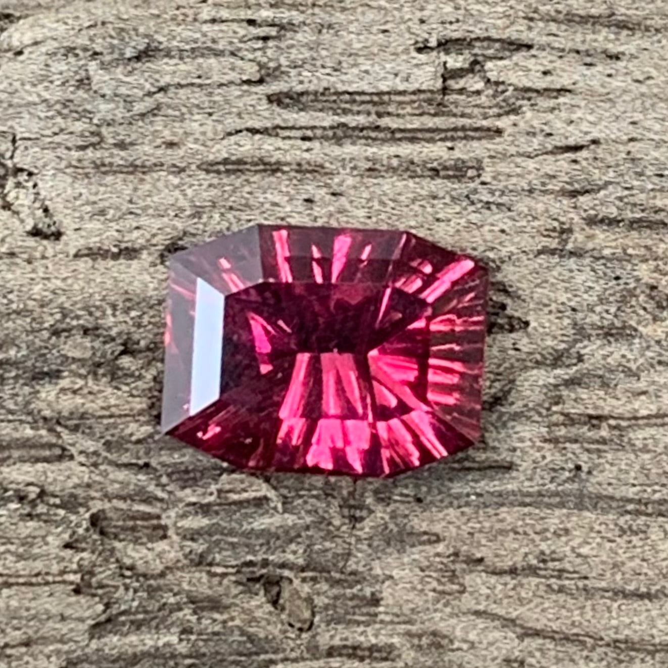 Red Garnet Fantasy / Concave Cut Modified Rectangular 1.02 Ct Natural Loose Gemstone For Jewelry Making