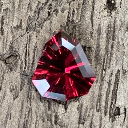 Red Garnet Fantasy Cut / Concave Cut Geometric Shape Shield 1.03 Ct Natural Loose Gemstone For Jewelry Making