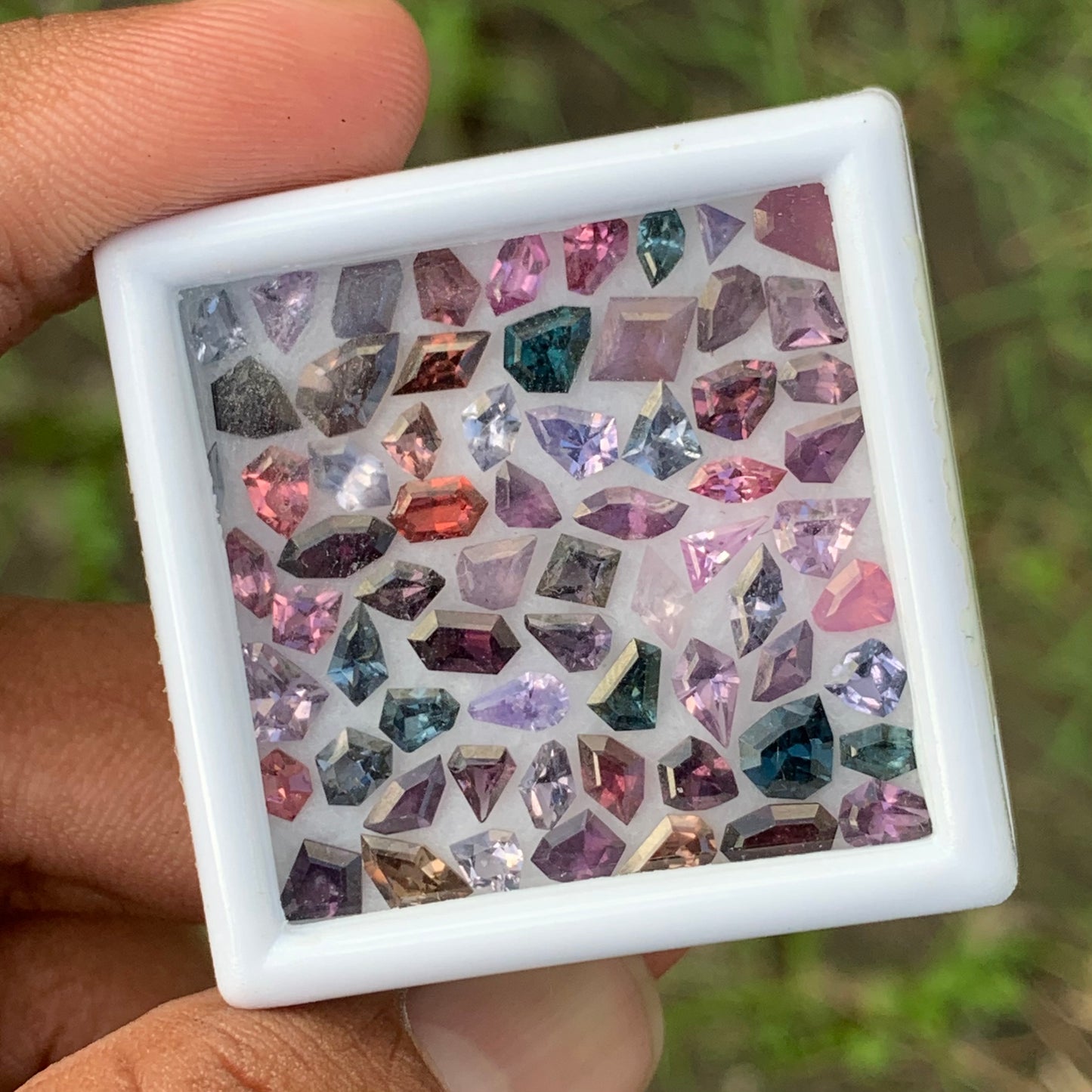 Spinel Geometric Shape Stones Parcel At Wholesale Price 13.13 Ct / 66 Stones