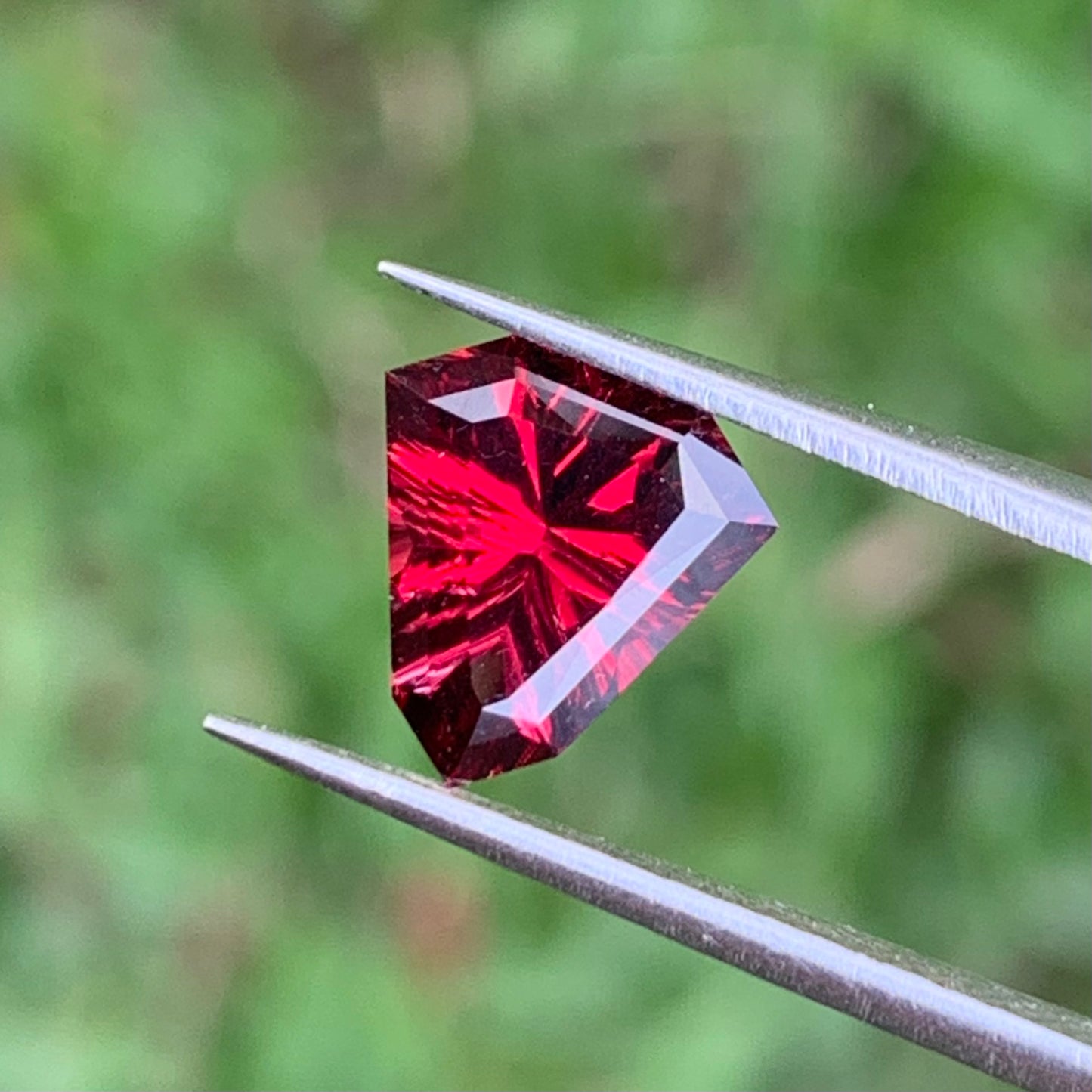Red Garnet Fantasy / Concave Cut Fancy Shield 1.68 Ct Natural Loose Gemstone For Jewelry Making