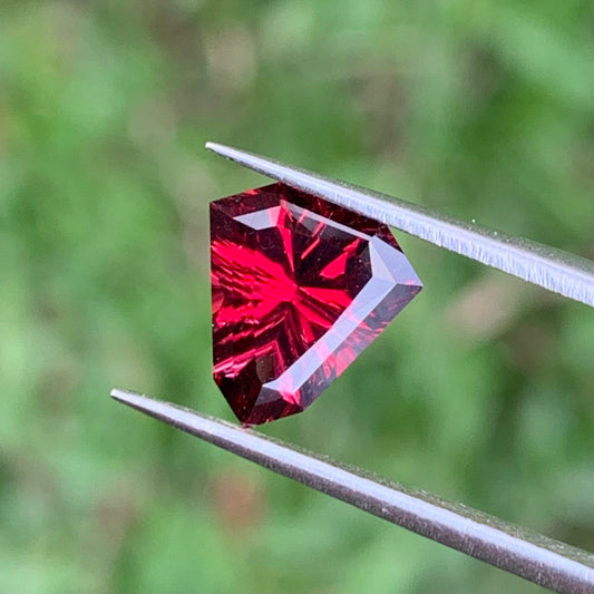 Red Garnet Fantasy / Concave Cut Fancy Shield 1.68 Ct Natural Loose Gemstone For Jewelry Making