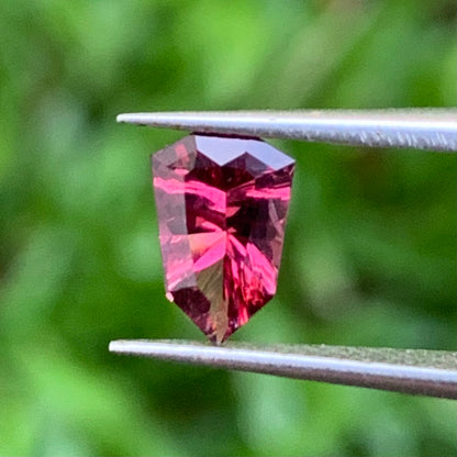 Red Garnet Fantasy / Concave Cut Fancy Shield 0.82 Ct Natural Loose Gemstone For Jewelry Making
