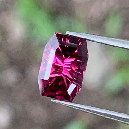 Red Garnet Fantasy / Concave Cut Modified Rectangular 1.07 Ct Natural Loose Gemstone For Jewelry Making