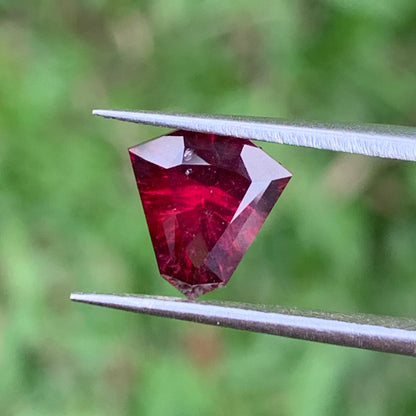Red Garnet Fantasy / Concave Cut Fancy Shield 1.60 Ct Natural Loose Gemstone For Jewelry Making