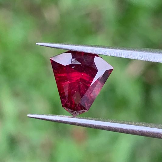 Red Garnet Fantasy / Concave Cut Fancy Shield 1.60 Ct Natural Loose Gemstone For Jewelry Making