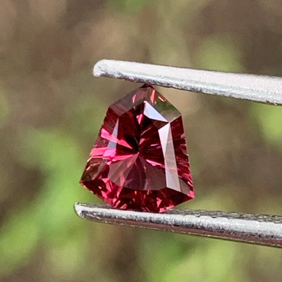 Red Garnet Fantasy Cut / Concave Cut Geometric Shape Shield 0.68 Ct Natural Loose Gemstone For Jewelry Making