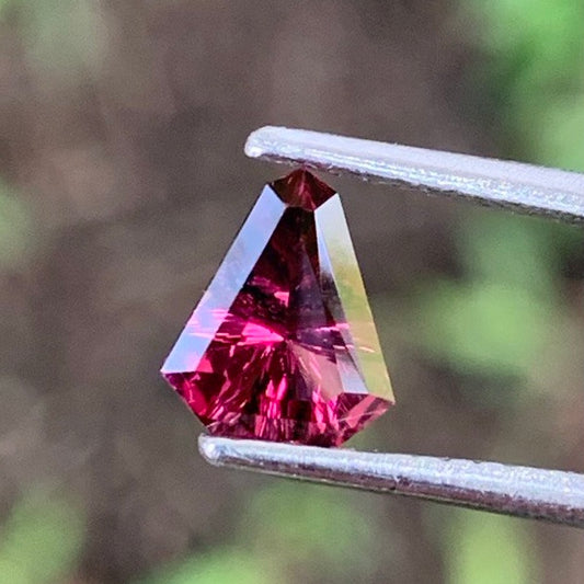 Red Garnet Fantasy Cut / Concave Cut Geometric Shape Shield 0.76 Ct Natural Loose Gemstone For Jewelry Making
