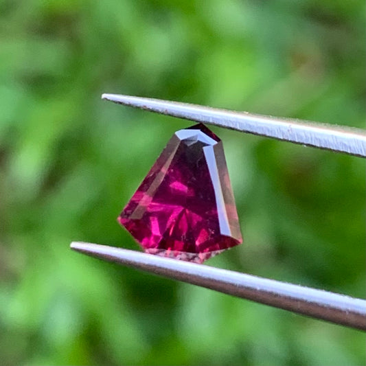 Red Garnet Fantasy / Concave Cut Fancy Shield 0.83 Ct Natural Loose Gemstone For Jewelry Making