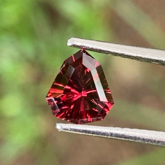 Red Garnet Fantasy Cut / Concave Cut Geometric Shape Shield 1.03 Ct Natural Loose Gemstone For Jewelry Making