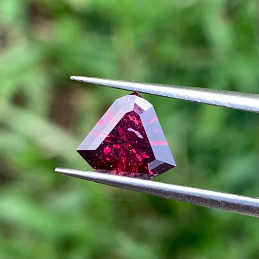 Red Garnet Fantasy / Concave Cut Fancy Shield 1.40 Ct Natural Loose Gemstone For Jewelry Making