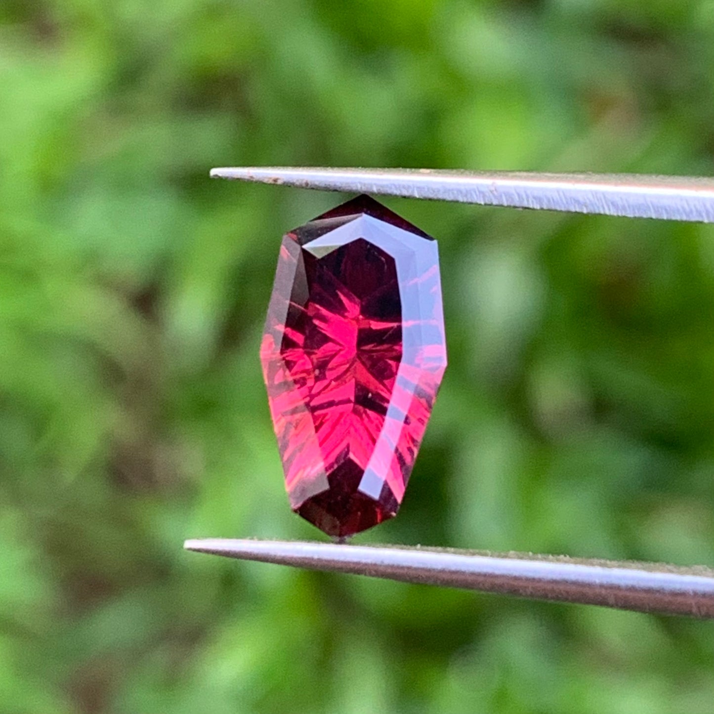 Red Garnet Fantasy / Concave Cut Modified Shield 2 Ct Natural Loose Gemstone For Jewelry Making