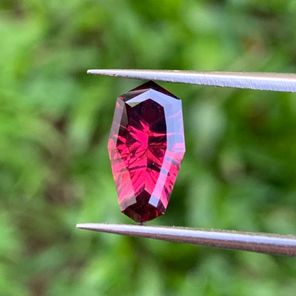 Red Garnet Fantasy / Concave Cut Modified Shield 2 Ct Natural Loose Gemstone For Jewelry Making