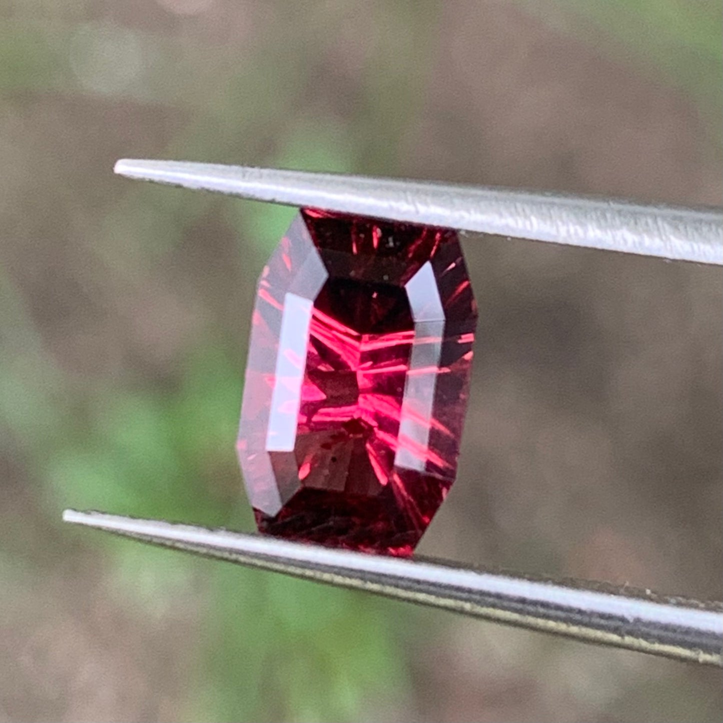 Red Garnet Fantasy / Concave Cut Modified Rectangular 1.40 Ct Natural Loose Gemstone For Jewelry Making