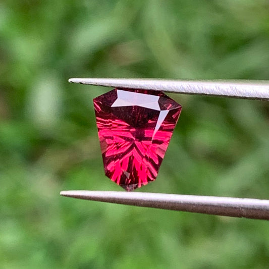 Red Garnet Fantasy / Concave Cut Fancy Shield 1.30 Ct Natural Loose Gemstone For Jewelry Making