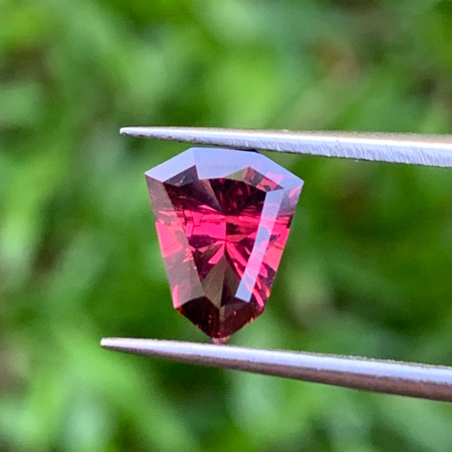 Red Garnet Fantasy / Concave Cut Fancy Shield 1.20 Ct Natural Loose Gemstone For Jewelry Making