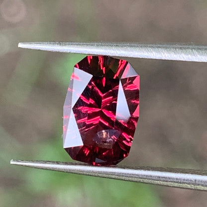 Red Garnet Fantasy / Concave Cut Modified Rectangular 1.53 Ct Natural Loose Gemstone For Jewelry Making