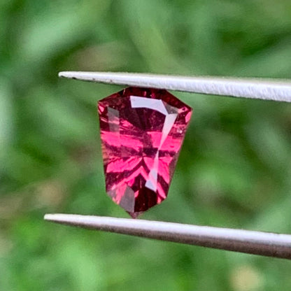 Red Garnet Fantasy / Concave Cut Fancy Shield 0.97 Ct Natural Loose Gemstone For Jewelry Making