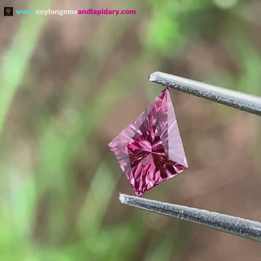 ✨ Red Garnet Kite 0.76 Ct 💎